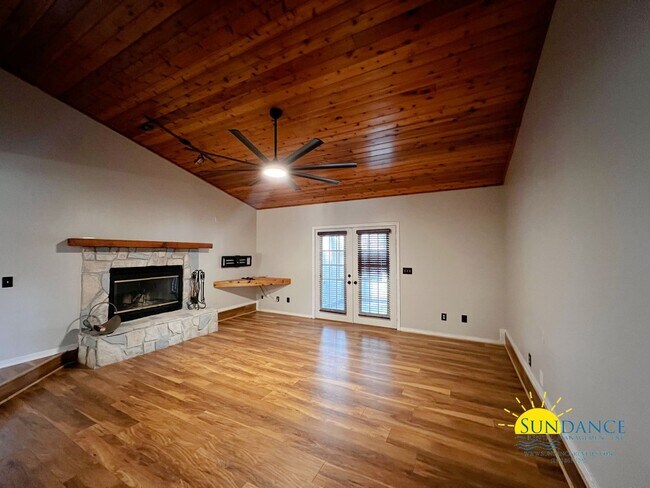 Foto del edificio - Custom home at the end of a large cul-de-s...