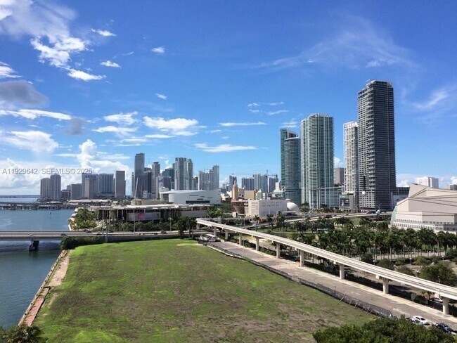 Foto del edificio - 555 NE 15th St