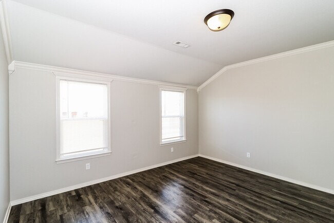 Foto del edificio - 5716 Cypress Ln