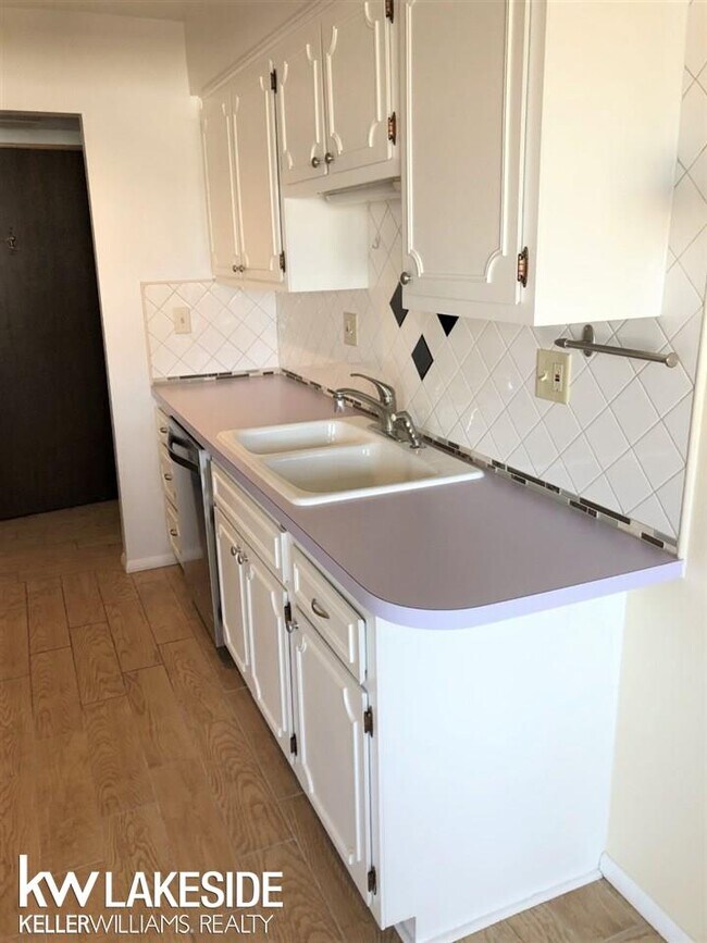 Building Photo - 221 Riviera Dr