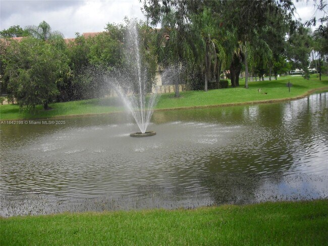 Foto del edificio - 641 Lyons Rd
