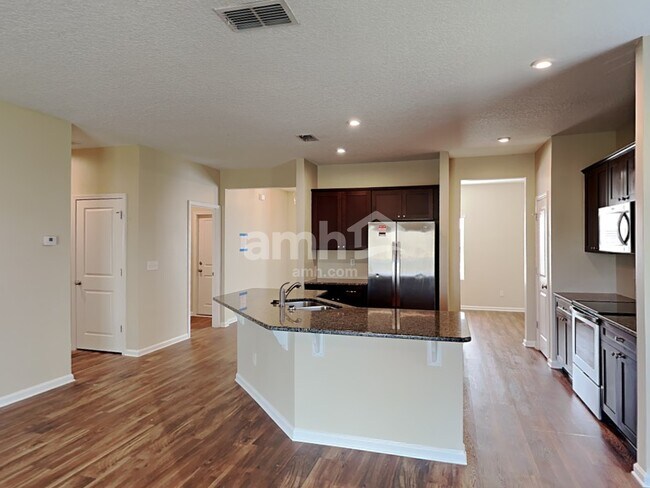 Building Photo - 9313 English Ivy Ct