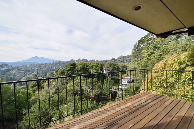 Foto del edificio - Country Club San Rafael Home with Pool and...