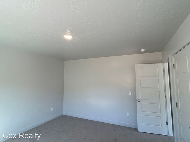 Building Photo - 4 br, 2.5 bath House - 4072 Phobos Ln
