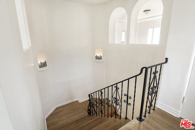 Foto del edificio - 450 N Orange Dr
