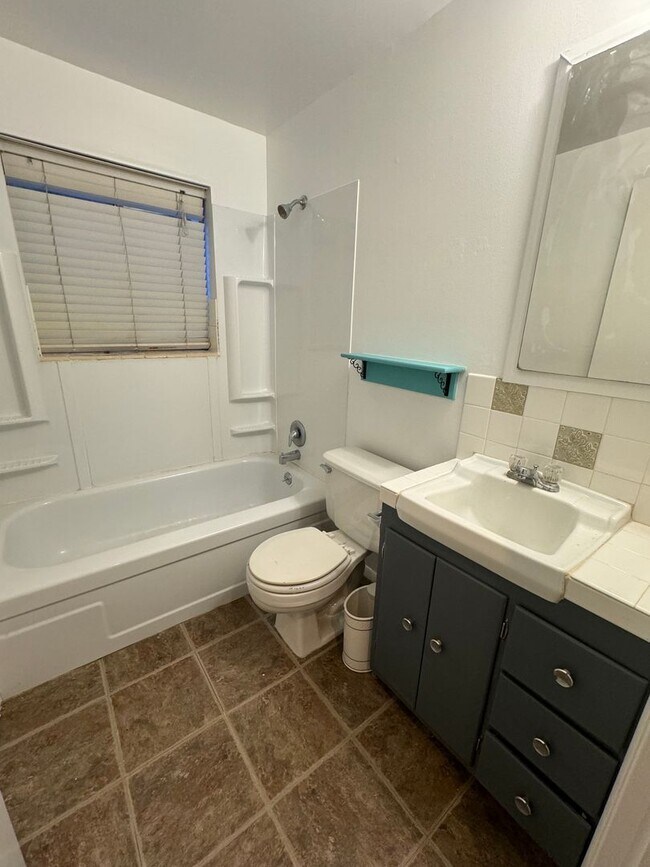 Building Photo - Beautiful duplex for rent near Capitol!