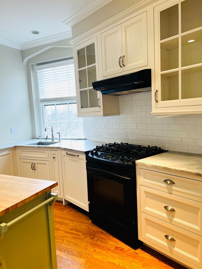 Foto del edificio - 2737 Devonshire Pl NW