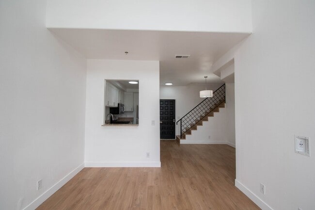 Building Photo - 425 N Alvarado St