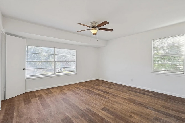 Foto del edificio - 9039 Pinewood Dr