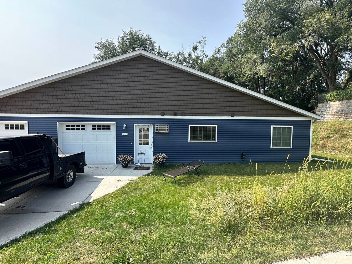 Primary Photo - 210 Holm Ave