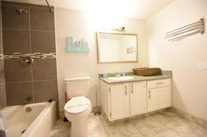 Foto del edificio - 18333 Roehampton Dr Apt 217