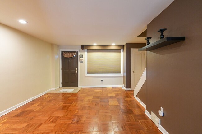 Building Photo - Packer Park Beauty with Deck!