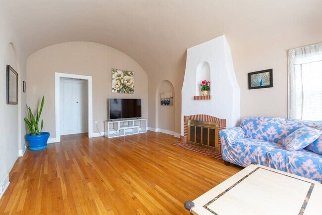 Building Photo - Beautiful 5 Bedroom 4 Bath located in Carr...