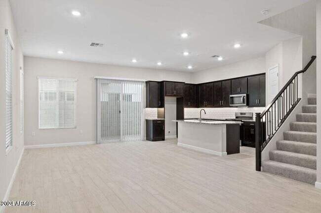 Foto del edificio - 5062 E Hartford Ave