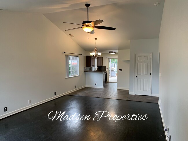 Building Photo - 2181 Huntington Dr