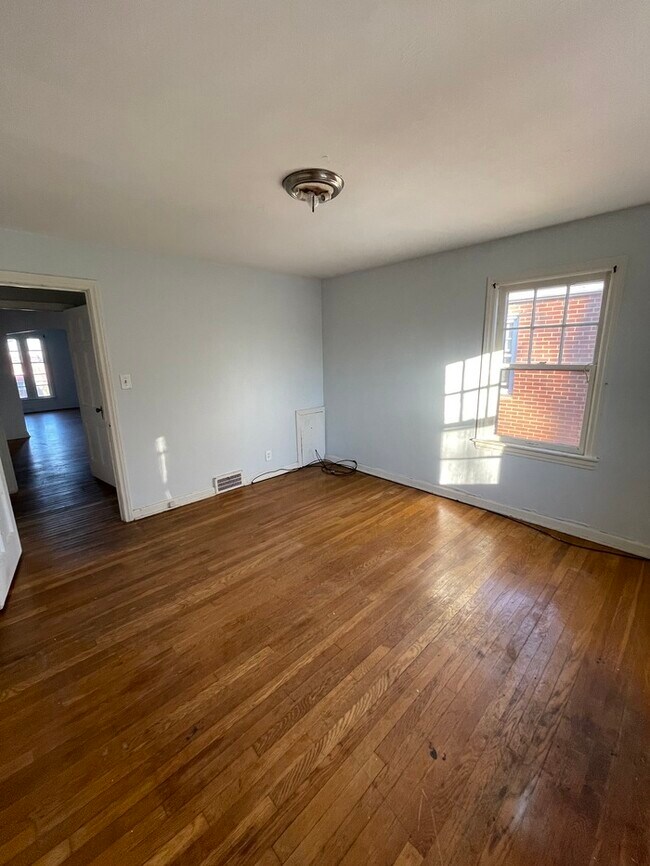 Foto del edificio - 3 Bedroom 2 Bath Second and Third Floor Unit