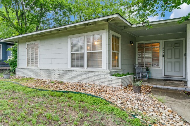 Building Photo - 2-BEDROOM DUPLEX IN WILSHIRE TERRACE
