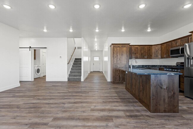 Foto del edificio - 668 N Austin Ave