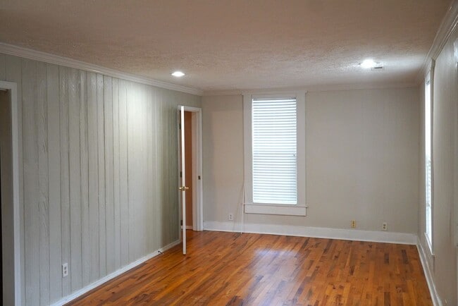 Building Photo - Adorable Bungalow Steps From the Ozark Squ...