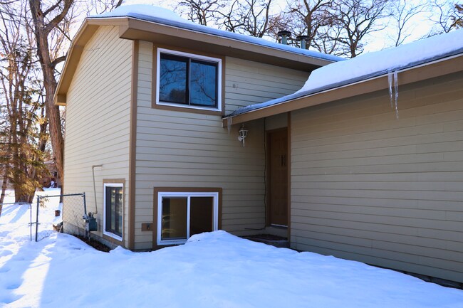 Building Photo - 20 Sunset Dr E