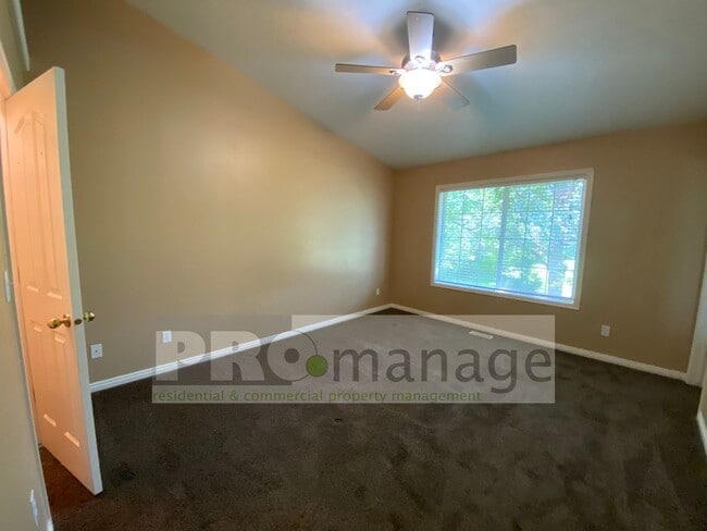 Building Photo - 5 bedroom / 3 bathroom Single Family Home