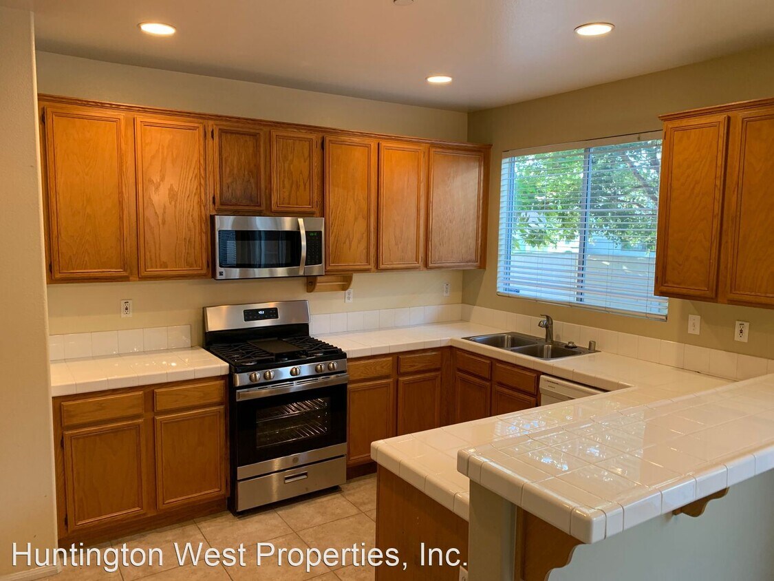 Primary Photo - 4 br, 2.5 bath House - 6221 Villa Ryan Way