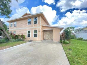 Building Photo - Wow! 2 bedroom, 2.5 bath, two story townho...