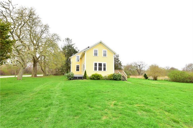 Building Photo - 2 bedroom in Little Compton RI 02837