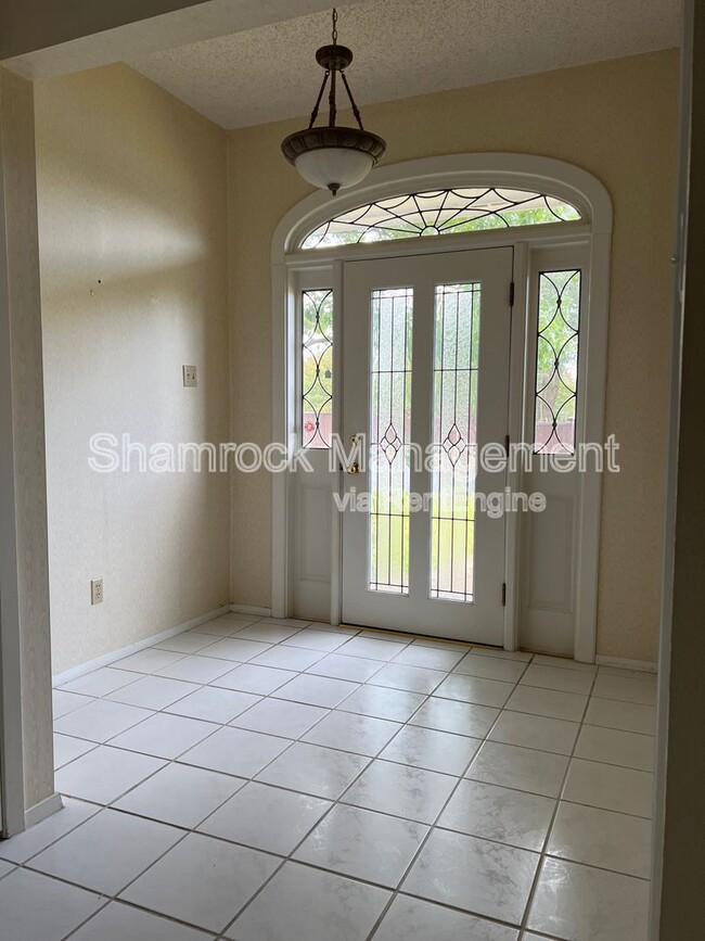 Foto del edificio - 3700 Greenleaf Dr