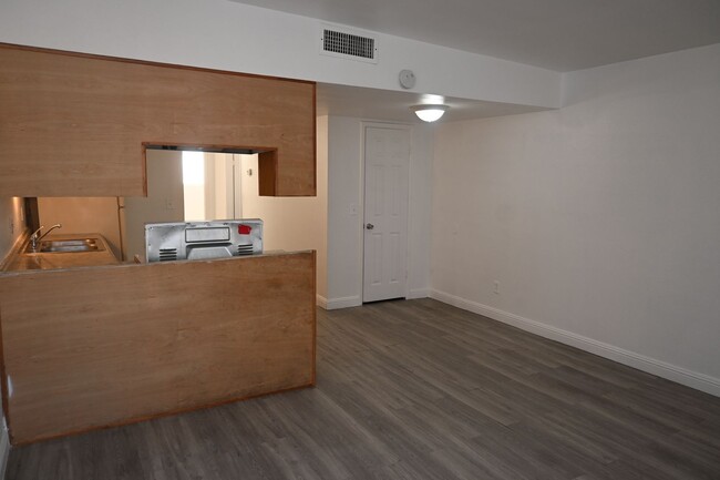 Building Photo - NLV - 2 BED - 1 BATH APARTMENT -NO PETS - ...