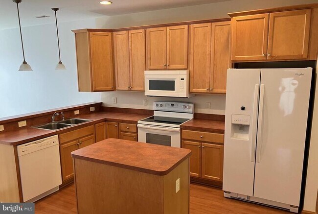 Foto del edificio - 22571 Chickadee Circle