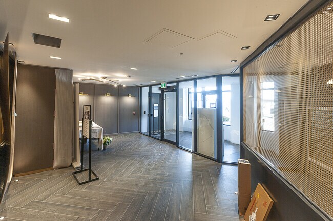 Building Photo - 405 Dundas St W