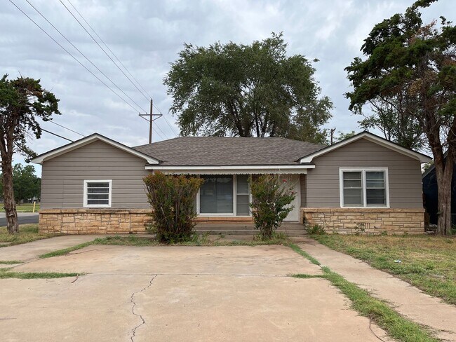 Foto del edificio - Corner Lot Home Located Across from Elemen...