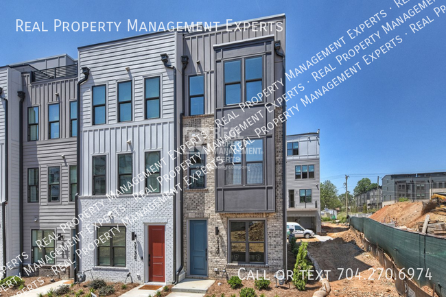 Building Photo - Luxurious 3 Bed 3.5 Bath Townhome in South...