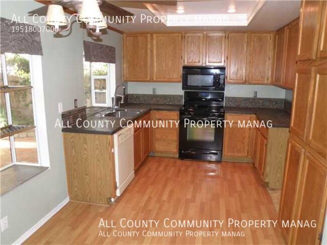 Building Photo - Beautiful 4 Bedroom 2 Bath Spacious home i...