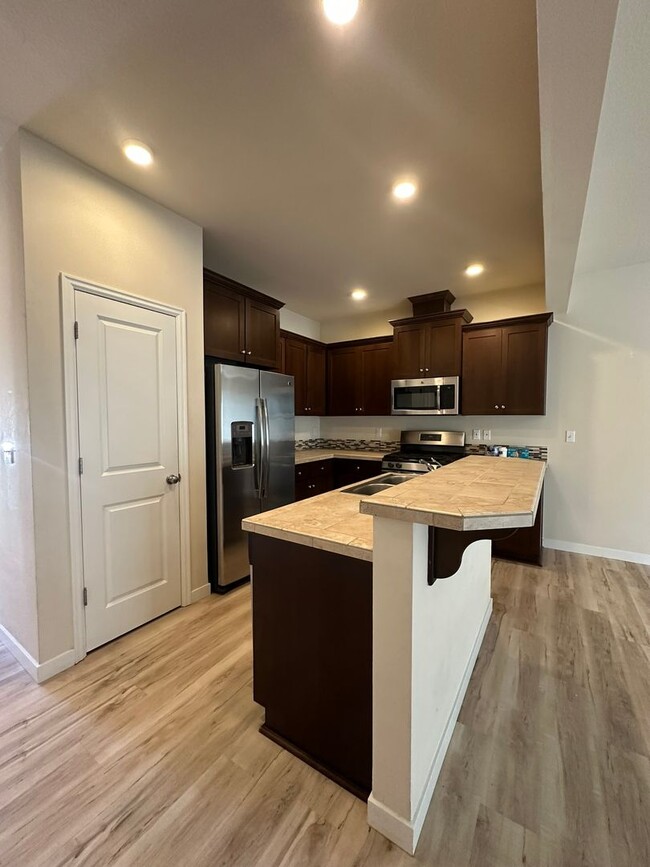 Building Photo - Newer Sherwood 3bd, 2.5ba Townhouse. Has A...
