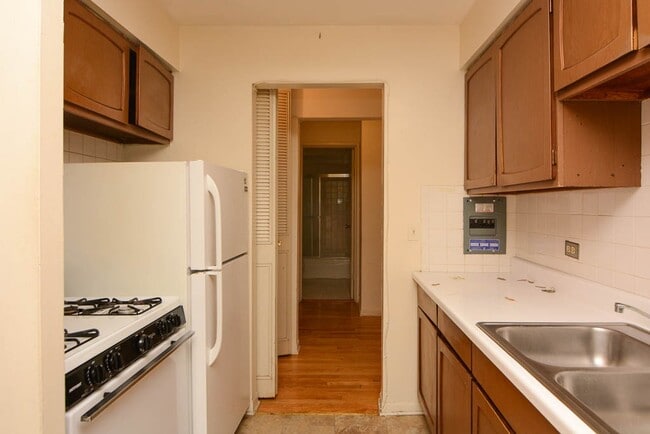 Building Photo - 515 W Briar Pl