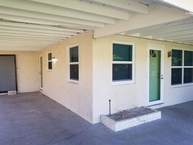 Building Photo - 2320 SW 44th St