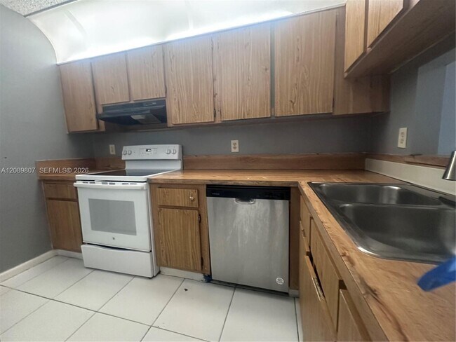 Foto del edificio - 821 Twin Lakes Dr