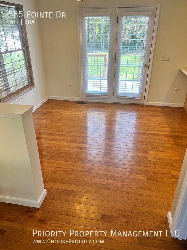 Building Photo - 585 Pointe Dr