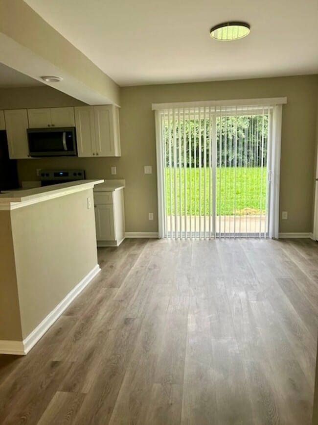 Building Photo - Available Beautifully Renovated Bungalow!