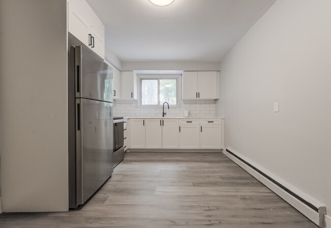 Building Photo - 639 Stirling Av S