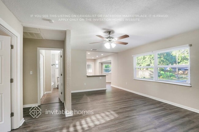 Building Photo - 411 Seffner Valrico Rd