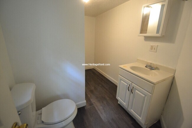 Building Photo - 3 bed 1 bath Beautiful Private Setting