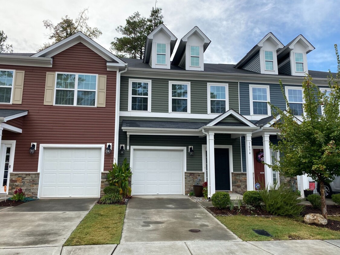 Primary Photo - Like-New Townhome in Prime SW Durham Locat...