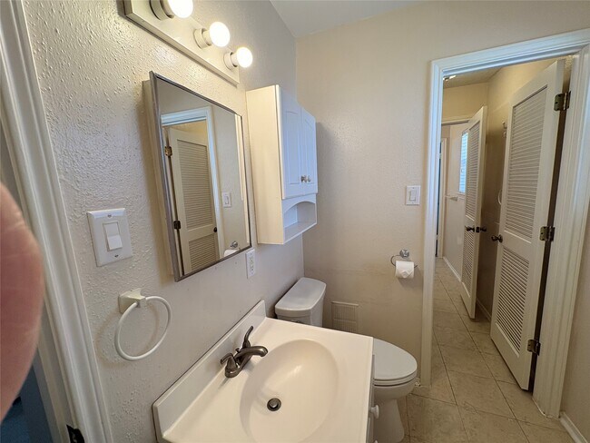 Foto del edificio - 1007 Stoneleigh Ct