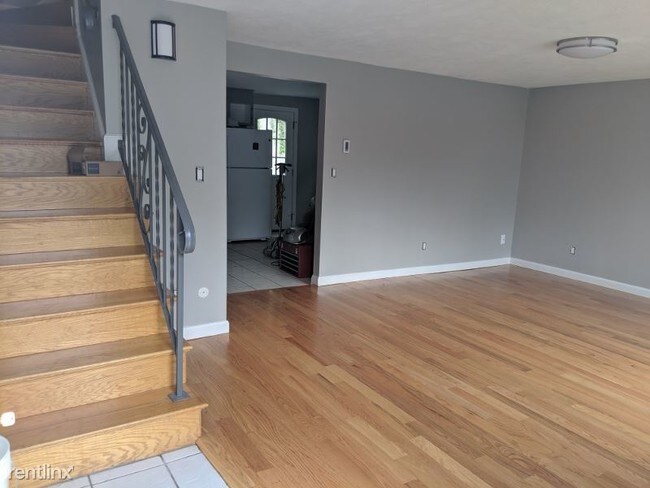 Building Photo - 2 br, 1.5 bath Apartment - 11 Oak Pl