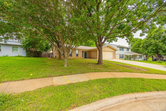 Foto del edificio - 4 Bedroom, 3 Bath Home Gorgeously Remodeled