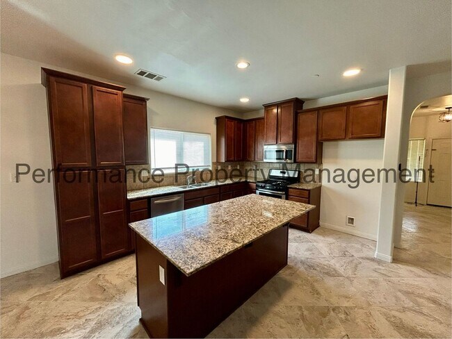Building Photo - Spacious 4 Bed/2 Bath Home in SW Bakersfie...