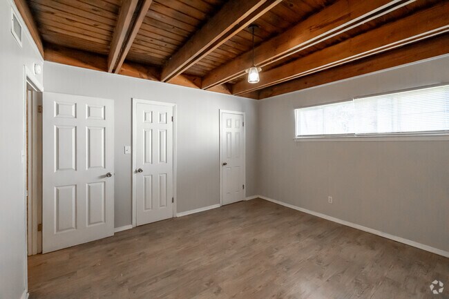 1 habitación, 1 baño - 800 pies cuadrados - #108 - Dormitorio - Brookley Apartments